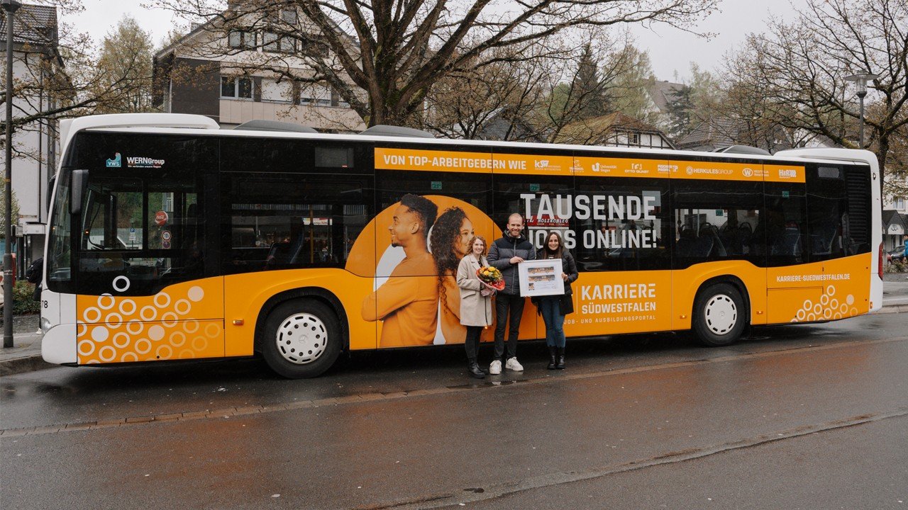 Sarah Menn (links) und Maximilian Müller von der ontavio GmbH mit Lisa Linhart von der SD Gruppe bei der offiziellen Übergabe des Busses in Altenhundem. von ontavio GmbH