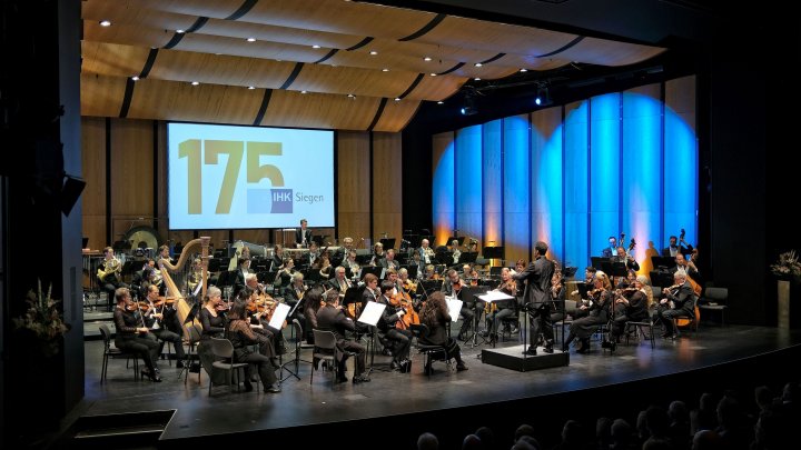 Bot eine musikalische Zeitreise durch 175 Jahre: die Philharmonie Südwestfalen unter dem Dirigat...