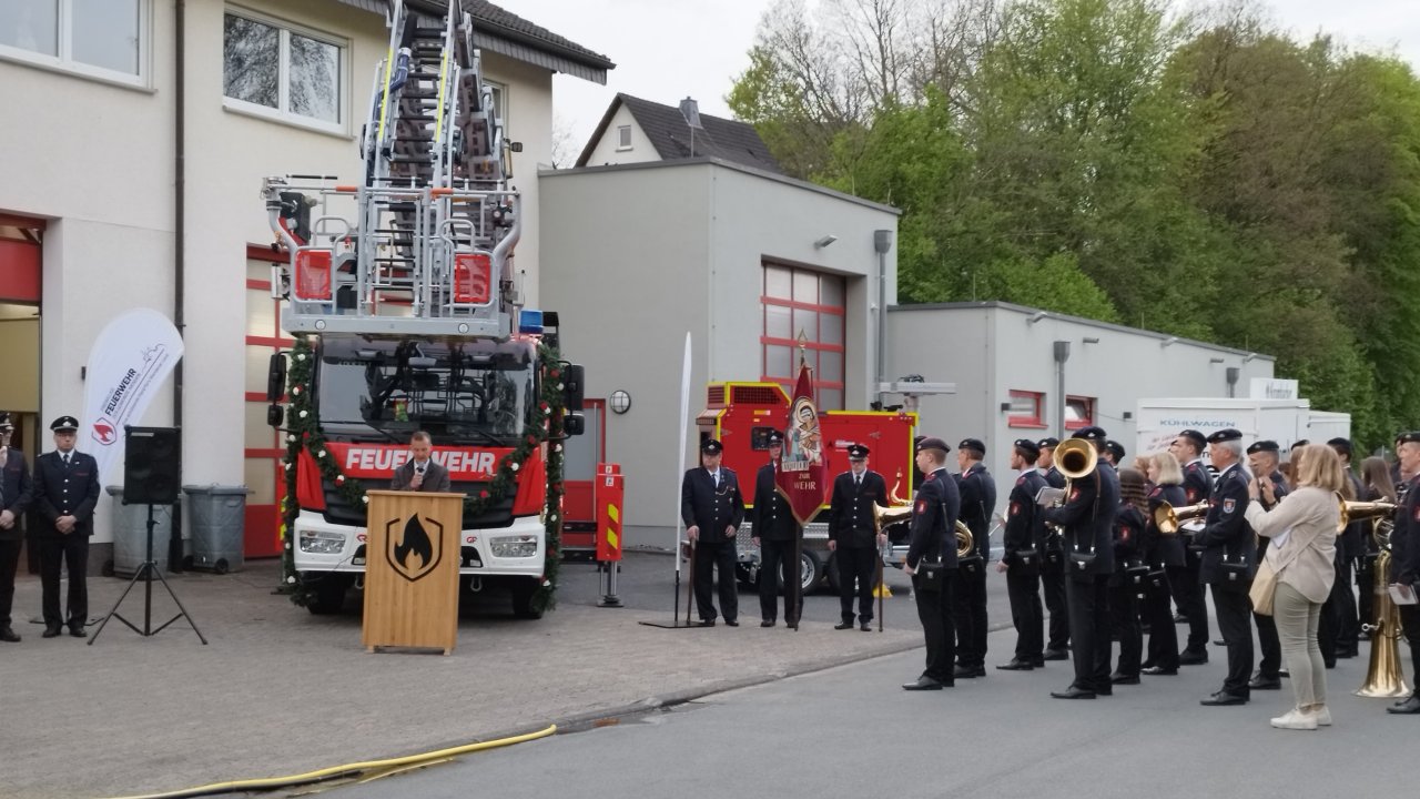 Impressionen vom Floriansfest der Feuerwehr Wenden. Zu den Höhepunkten zählte die Übergabe der neuen Drehleiter, in deren Korb auch Besucher luftige Ausblicke auf Wenden erleben konnten. von Feuerwehr Wenden