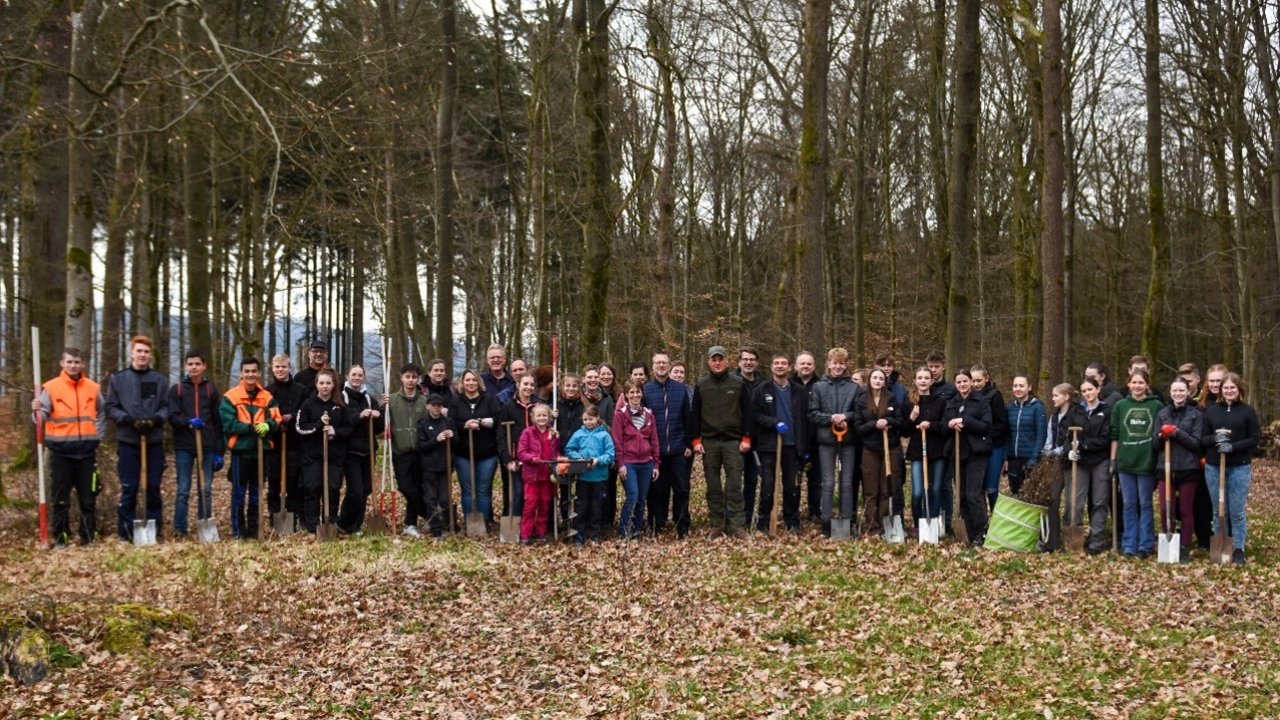 Die Firmlinge aus Finnentrop und Rönkhausen pflanzten 1.500 neue Bäume ein. von privat