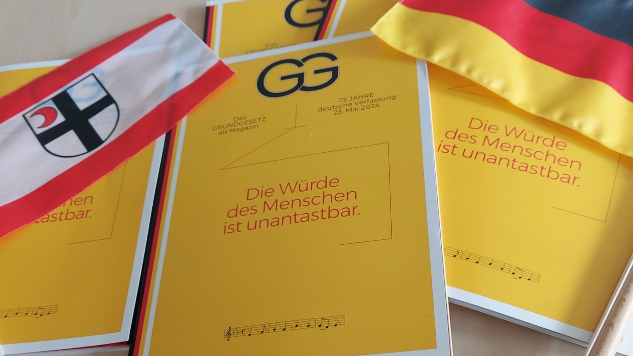 Das Grundgesetz der Bundesrepublik Deutschland wird in diesem Jahr 75 Jahre jung. Die Hansestadt Attendorn erinnert an dieses besondere Ereignis und verlost fünf besondere Exemplare der deutschen Verfassung. von privat