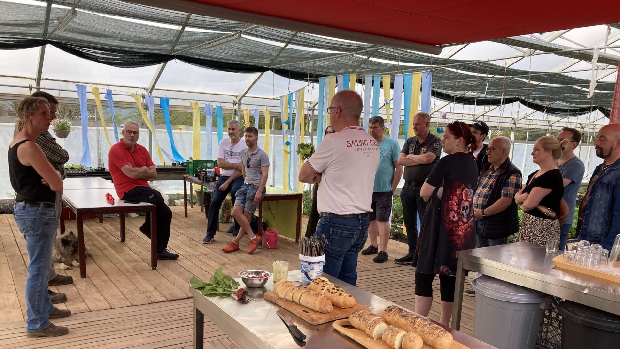 Die Besucher im neugestalteten Gewächshaus. von privat