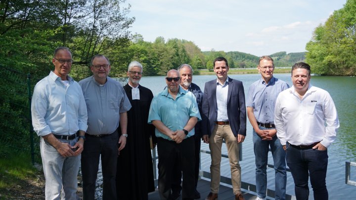 Von links: Jochen Ritter, MdL (Mitglied des Verbandsrates des Ruhrverbandes), Pfarrer Andreas...