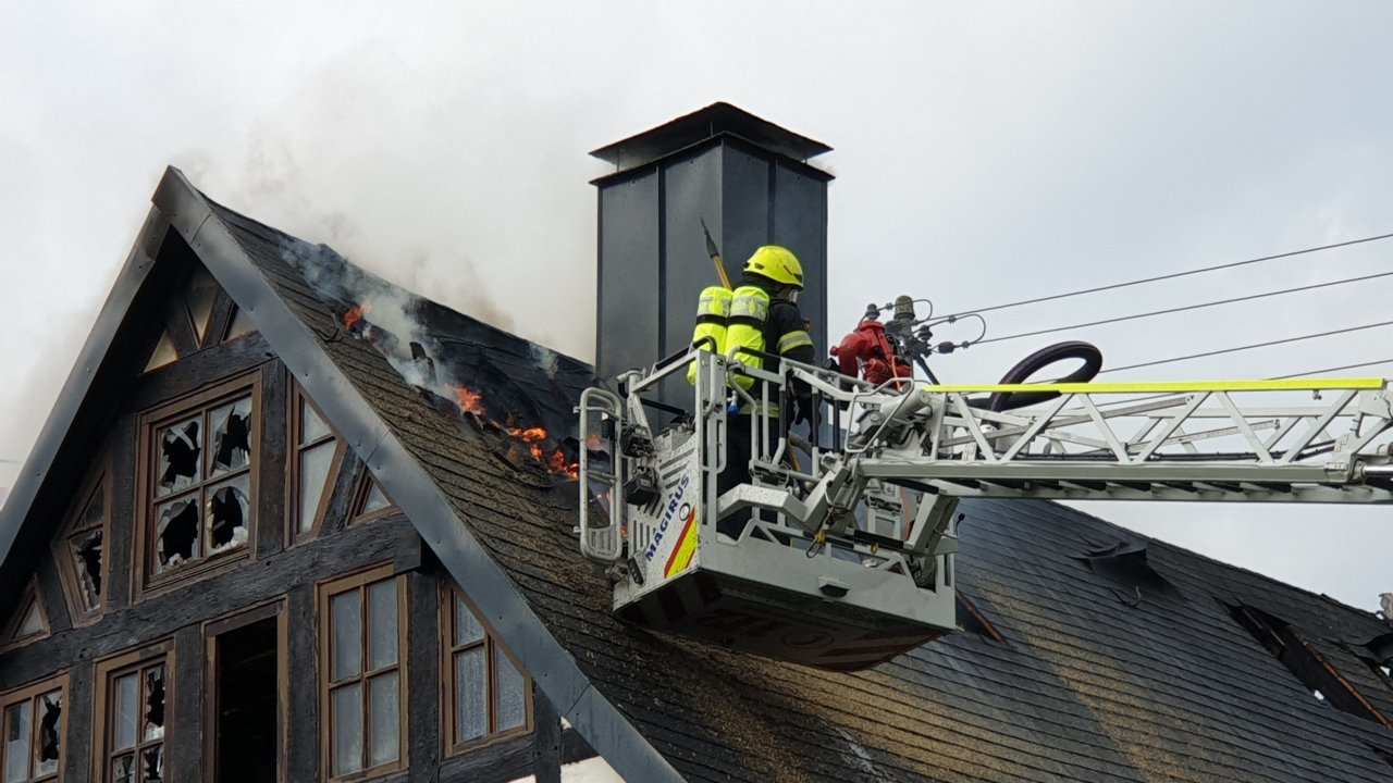 Die Feuerwehr ist seit Stunden bei einem Dachstuhlbrand in Ottfingen beschäftigt. von Kai Osthoff