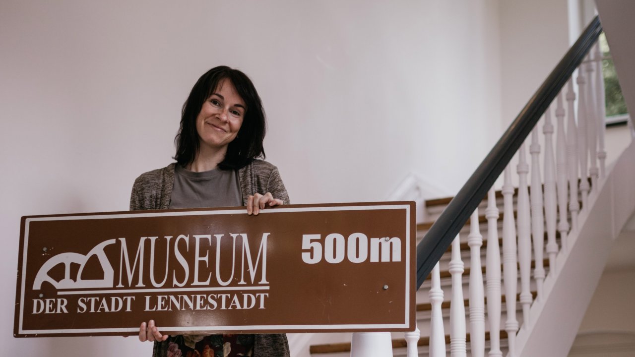 Museumsleiterin Antonia Krihl freut sich auf die Wiedereröffnung am Sonntag, 26. Mai. von Stadt Lennestadt