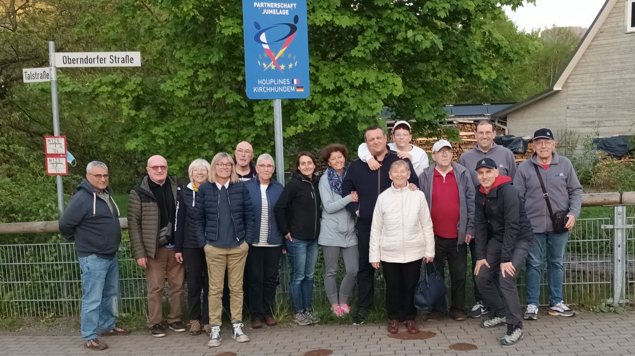 Die Gruppe vor dem neuen Städtepartnerschaftsschild in Heinsberg. von privat