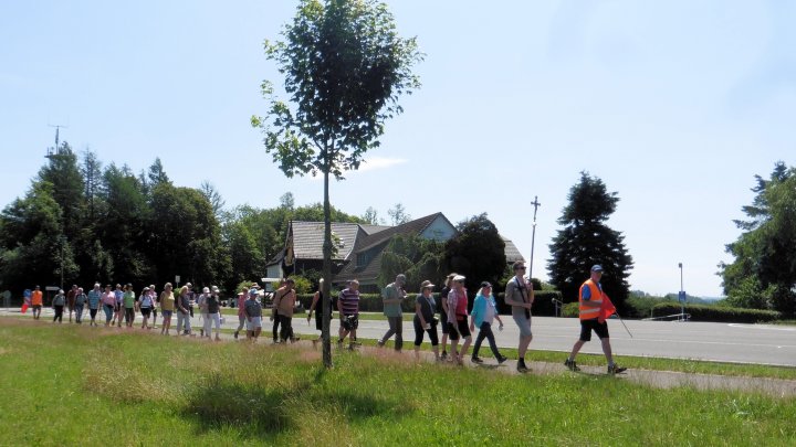 Die Pilgergruppe auf ihrem Weg zur Wallfahrtskirche Maria Heimsuchung in Marienheide.