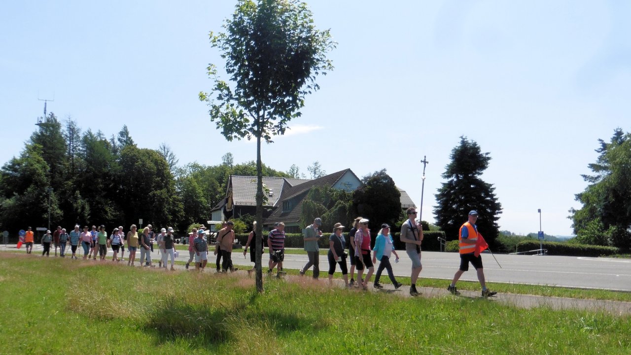 Die Pilgergruppe auf ihrem Weg zur Wallfahrtskirche Maria Heimsuchung in Marienheide. von privat