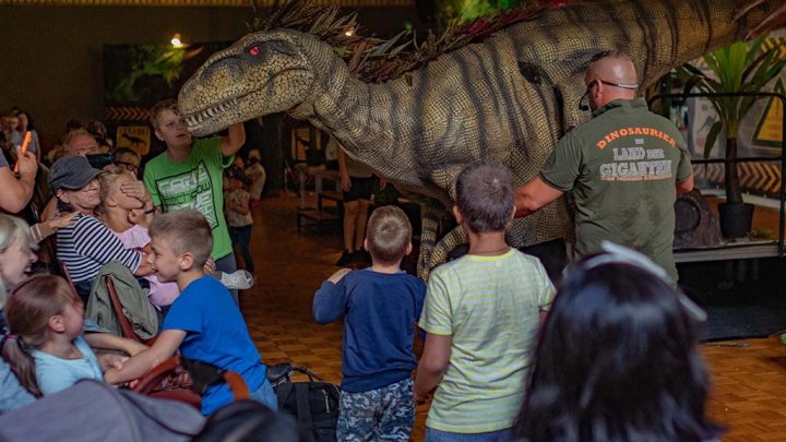 Bei der Mitmach-Show „Dinosaurier - im Land der Giganten“ sind die Uhrzeit-Riesen zum Anfassen...