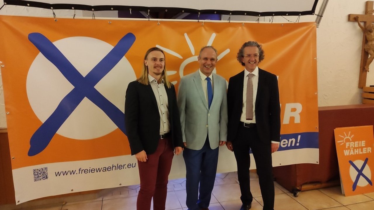 Ludwig Degmayr, Thorsten Scheen (stellvertretender Vorsitzender der Freie Wähler Bezirksvereinigung Südwestfalen) und Dr. Joachim Streit (von links). von privat
