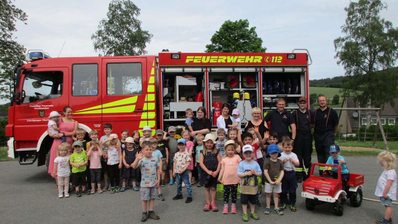 Das war ein besonderer Tag für die Kinder im Kindergarten St. Lambertus Oberhundem: Die örtliche Feuerwehr stattete dem Kindergarten einen Besuch ab. von privat