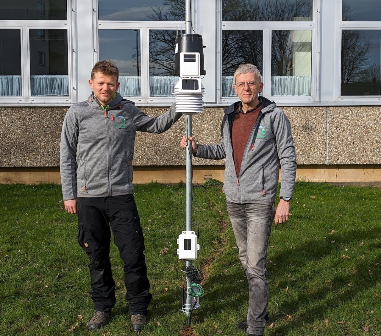 Meinolf (r.) und Julian Pape beim Aufstellen der Wetterstation in Attendorn vor einigen Wochen. von Stadt Attendorn