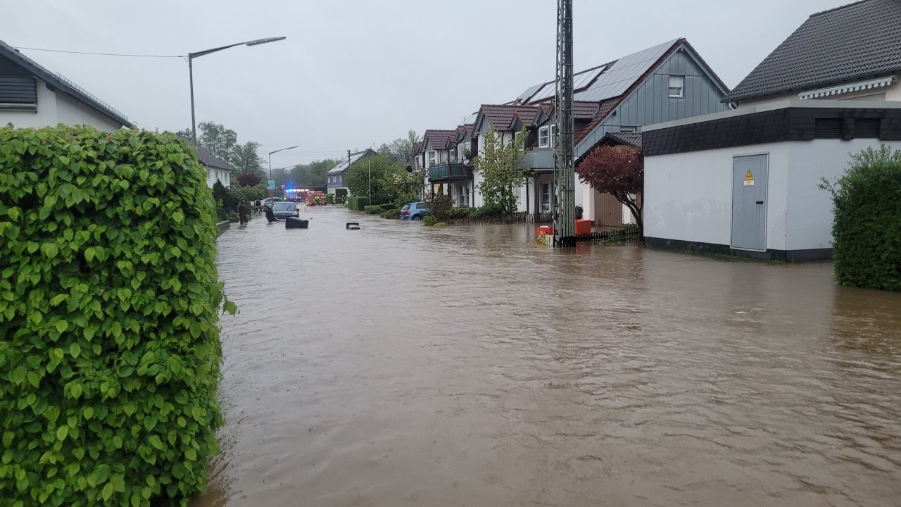 Die Bachstraße in Ottfingen stand beim letzten Unwetter in Teilstücken mehr als einen halben Meter unter Wasser, Keller und Häuser liefen voll. von Feuerwehr Wenden