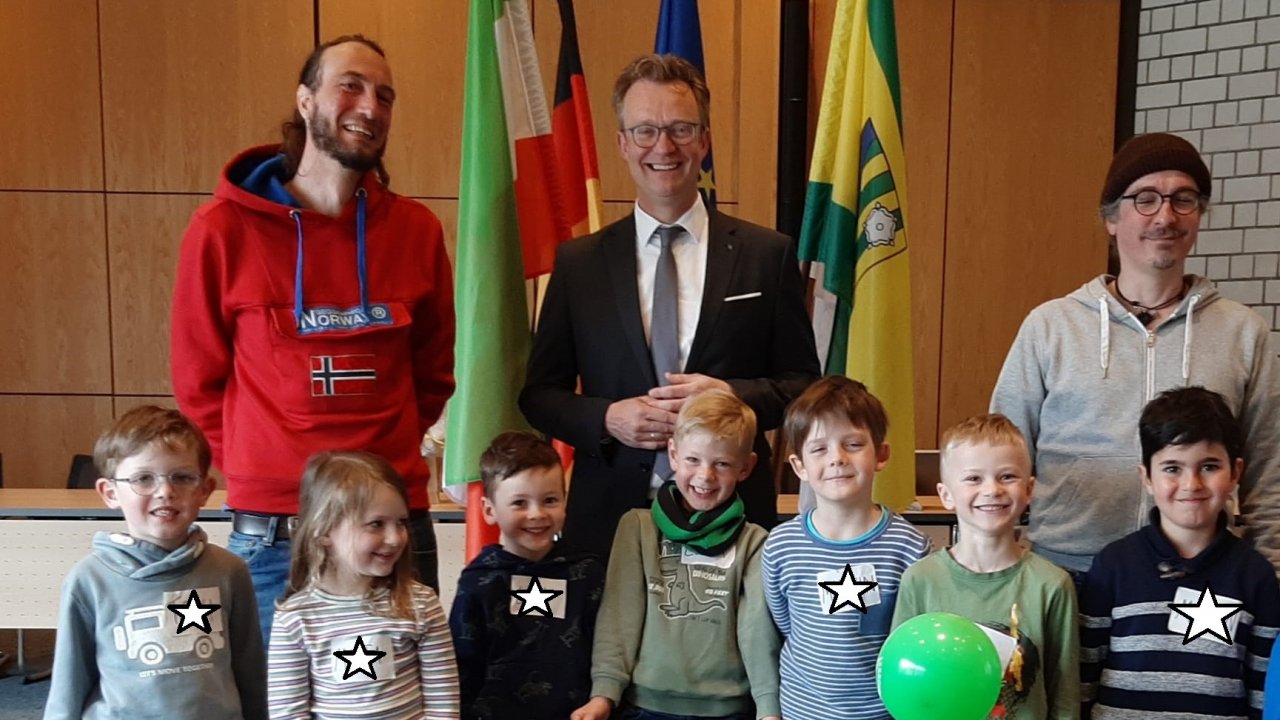 Die „Wackelzähne“ aus dem Kindergarten Flohkiste in Kirchveischede haben jetzt Bürgermeister Tobias Puspas im Rathaus besucht. Dabei wurden demokratisch wichtige Entscheidungen getroffen. von privat