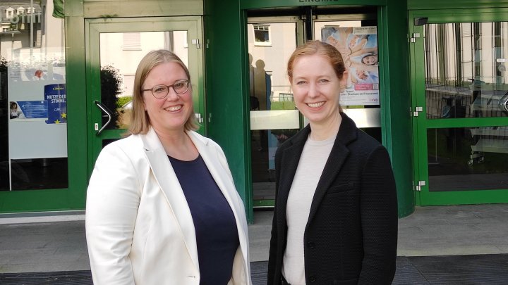 Die neue Chefin des Olper Finanzamts, Stefanie Dißmann (links), mit Dr. Katrin Kirchner,...