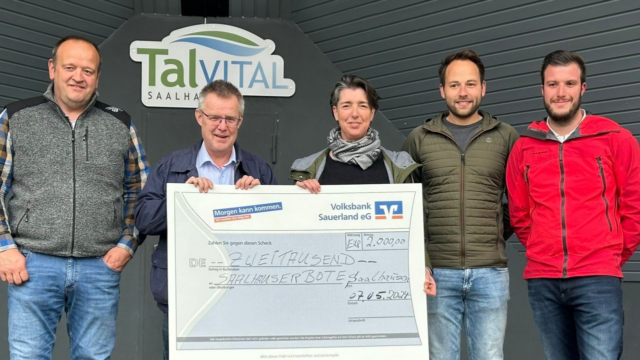 Einen symbolischen Spendenscheck über 2.000 Euro hat der Osterfeuerverein Saalhausen jetzt an Vertreter des „Saalhauser Boten“ überreicht. von privat