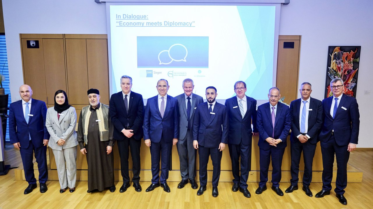 Hochrangige Diplomaten aus der MENA-Region (Middle East and North Africa) kamen bei ihrem Besuch in Siegen mit Vertretern der Wirtschaft und der IHK ins Gespräch. von IHK Siegen