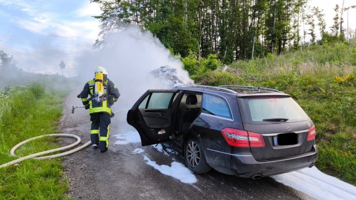 Die Feuerwehr der Gemeinde Kirchhundem löschte am Montagmorgen, 27. Mai, einen Fahrzeugbrand.
