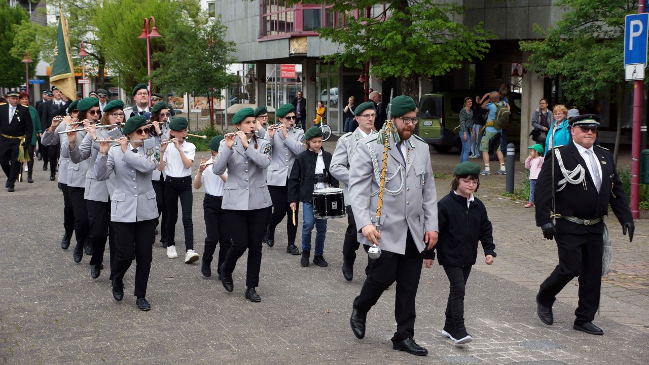 Zu den Klängen des Altenhundemer Tambourcorps ziehen die Nachwuchs-Schützen vom Rathaus zur Sauerlandhalle. von privat
