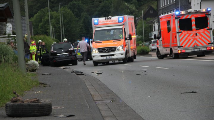 Nach einem Verkehrsunfall auf der B236 in Kickenbach war die Schmallenberger Straße am Sonntag, 2....