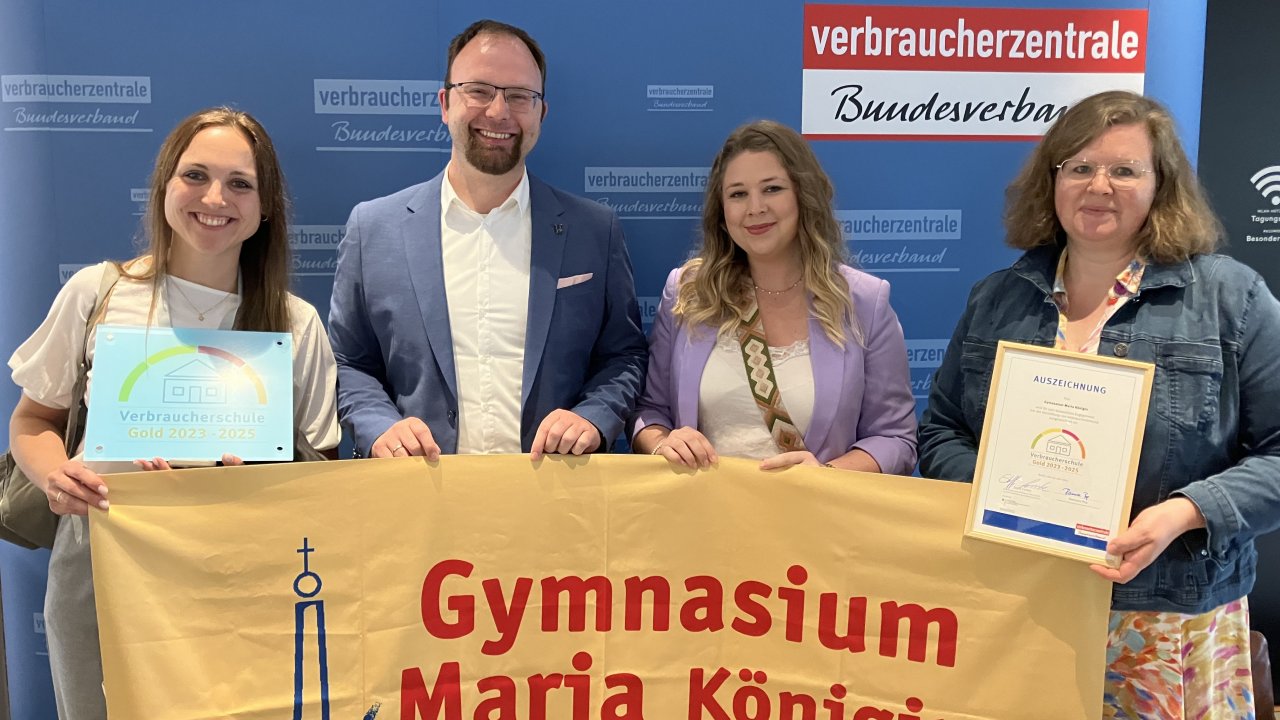 Jennifer Stahl, Dr. Frederik Linn, Anne-Katrin Lingemann und Dorothee Müller vom Gymnasium Maria Königin sind glücklich über die besondere Auszeichnung. von privat
