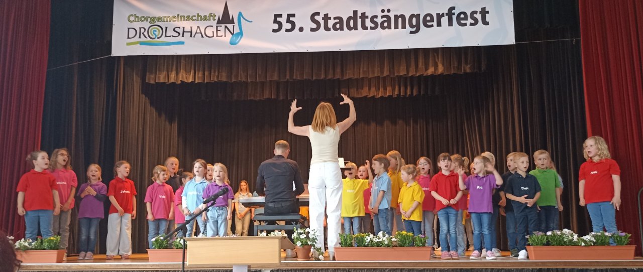 Der Kinder- und Jugendchor „ColourKids“ Iseringhausen gestaltete die Begrüßung. von privat