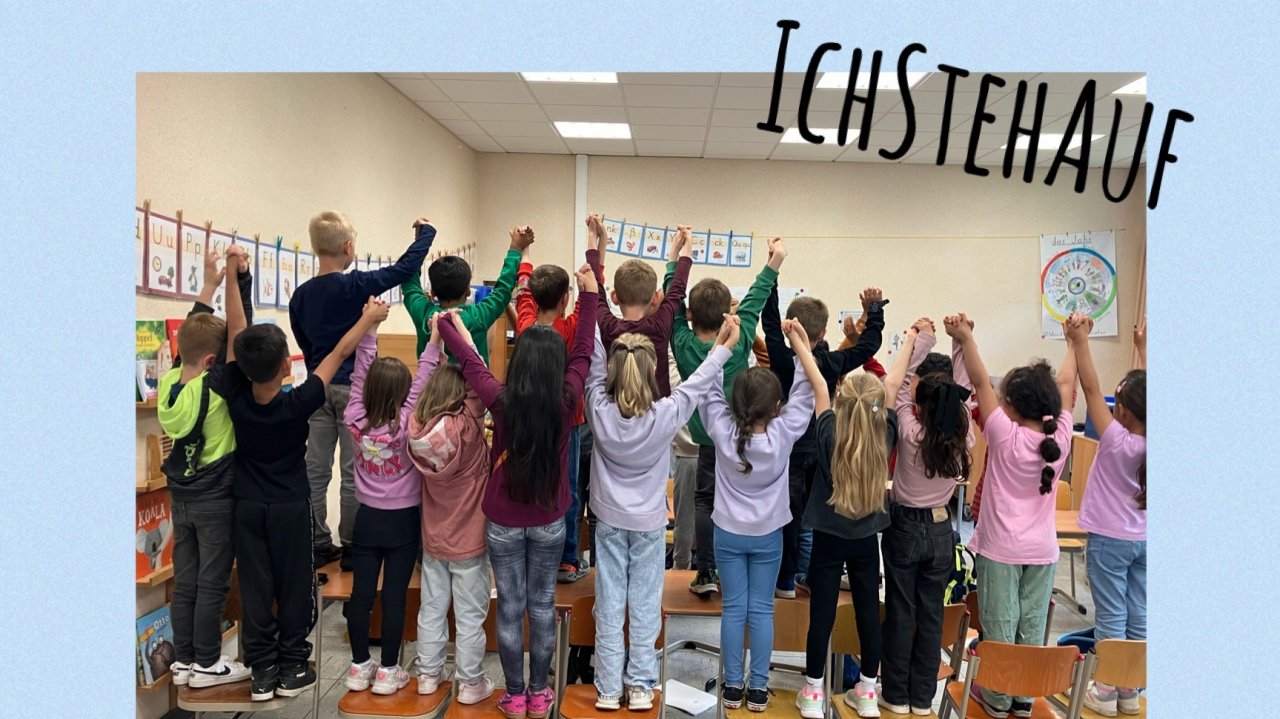 Lennestädter Grundschüler - wie hier Schüler der Franziskus-Schule in Meggen, stehen gemeinsam für Demokratie und Vielfalt auf. von privat