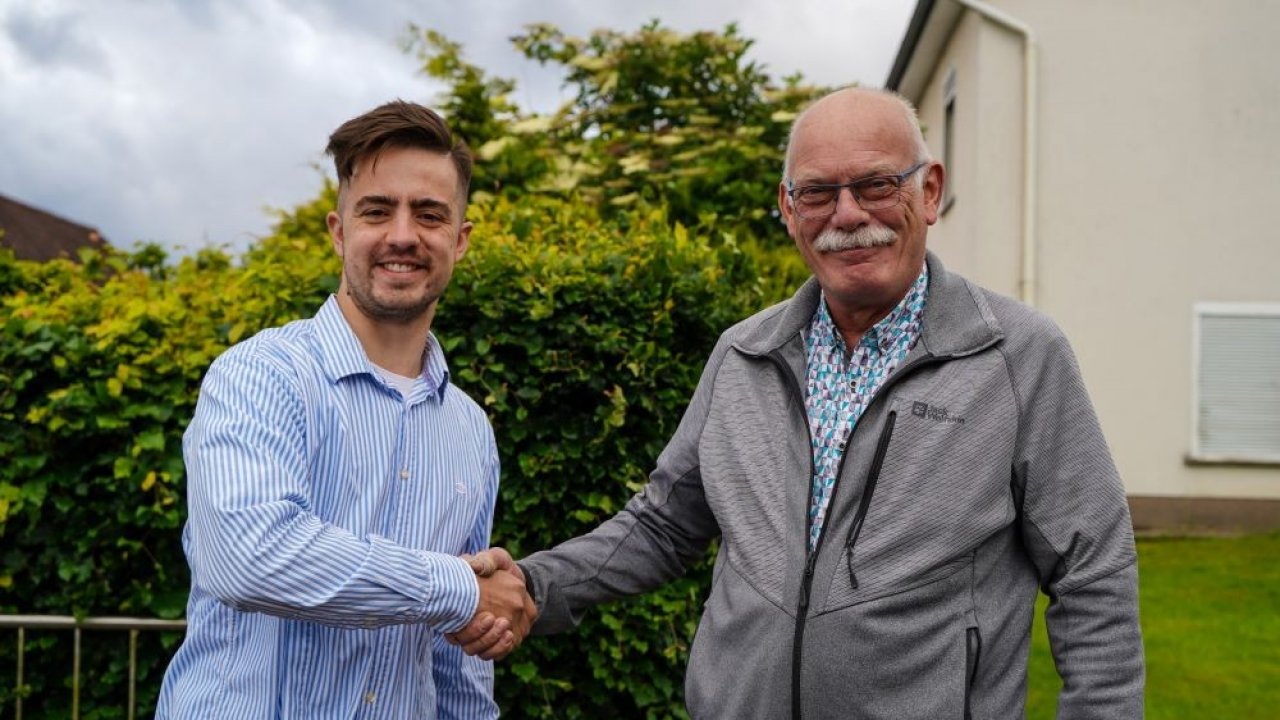 Davide Santus (links) übernimmt den Gebäudetechnik-Betrieb von Ulrich Klein. von privat