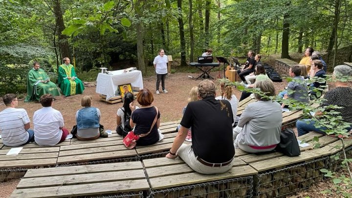 Im Waldforum am Gymnasium Maria Königin findet wieder eine Open-Air-Messe von „Sonlight“ statt.