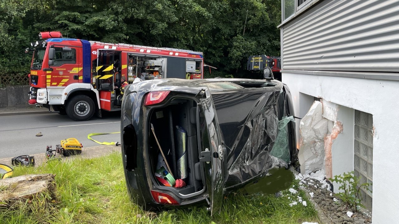 76-Jähriger Autofahrer stirbt nach schwerem Unfall in Plettenberg