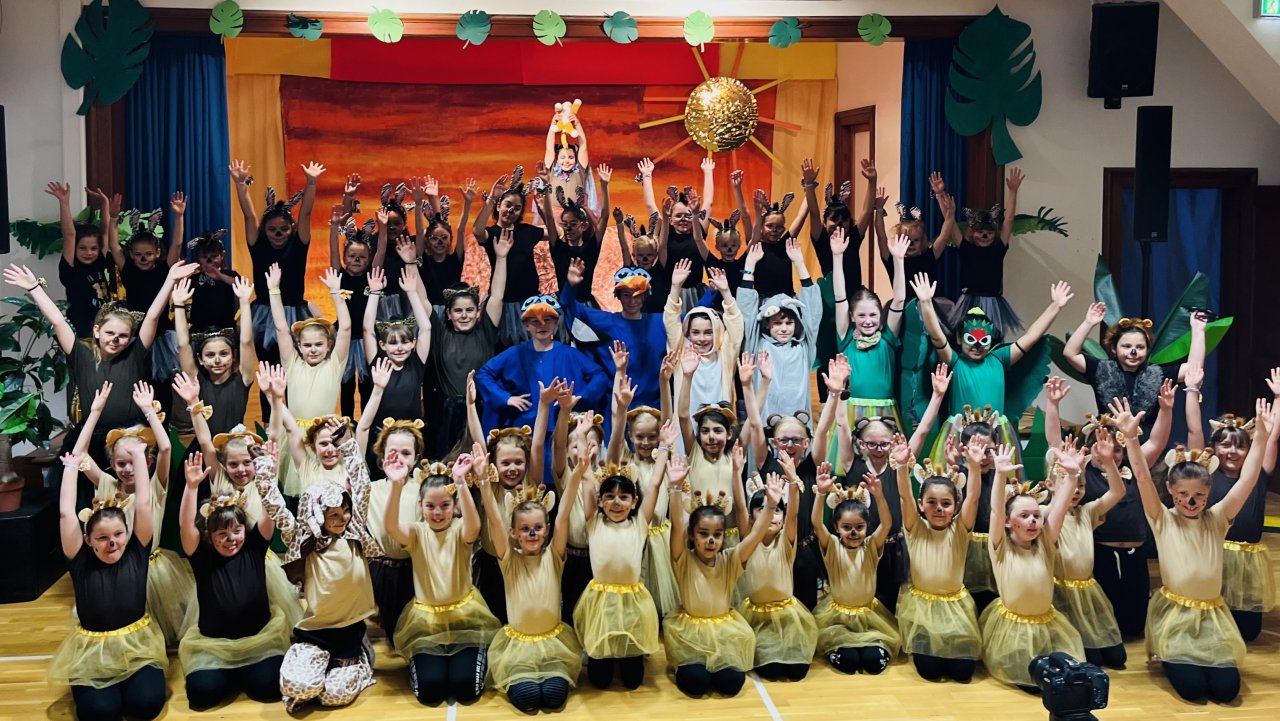 Lange hatten die Attendorner Grundschüler geprobt - und es hat sich gelohnt: Bei der Aufführung ihres Musicals „Hakuna Matata - Abenteuer in der Sonnenschule“ begeisterten sie ihr Publikum. von privat