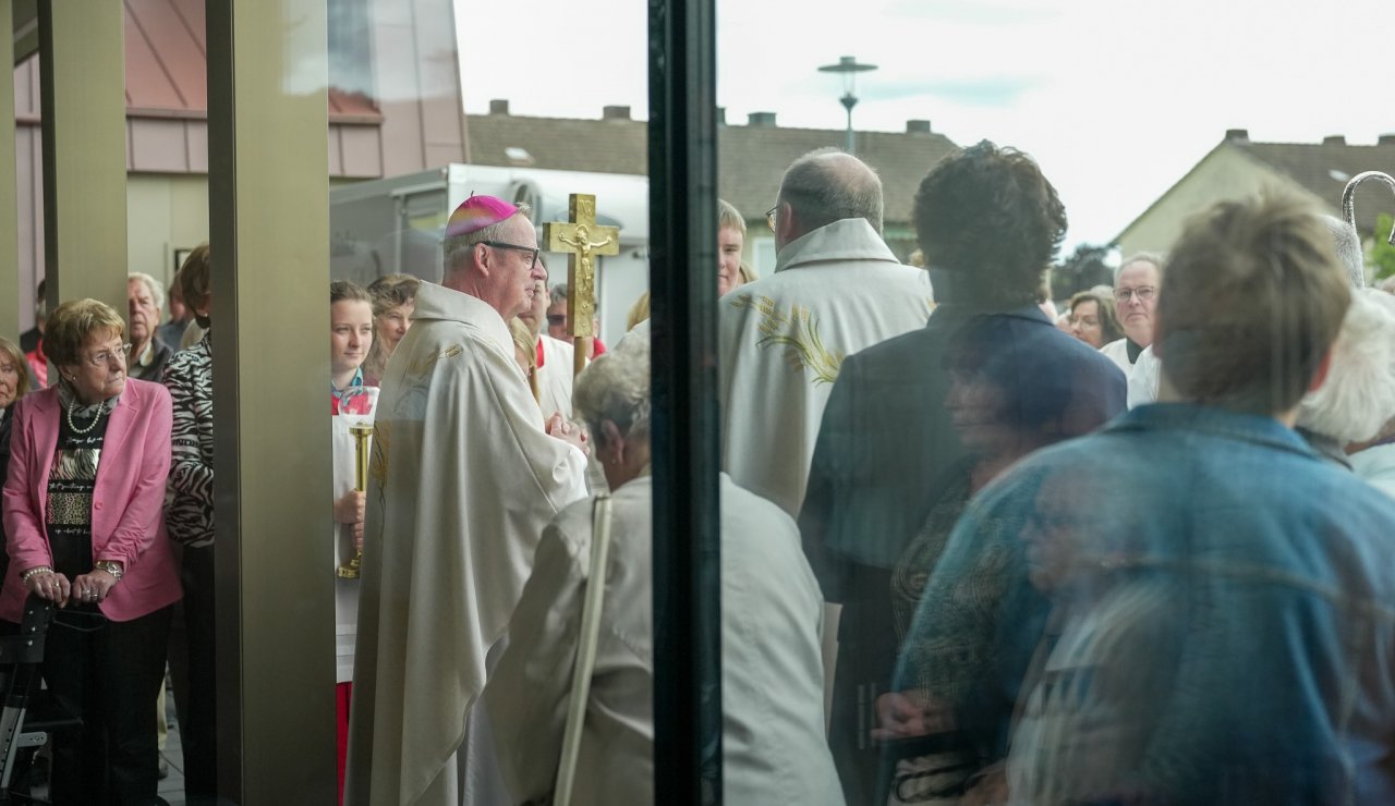 Vor dem Gottesdienst versammelt sich die Gemeinde vor der Kirche und nimmt nicht, wie üblich, bereits in der Kirche Platz. von Isabella Maria Struck / Erzbistum Paderborn