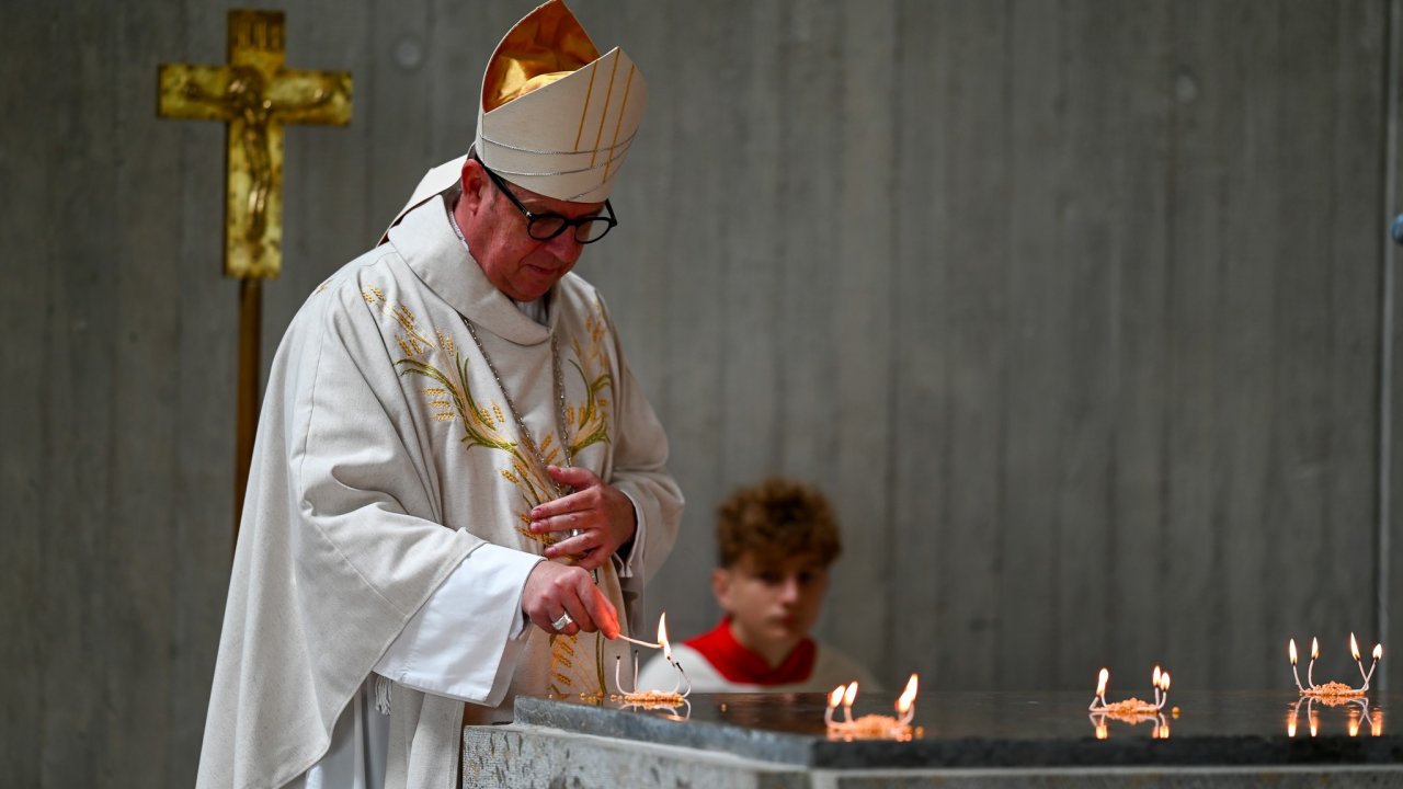Der Gottesdienst anlässlich der Kirchweihe ist von vielen besonderen Elementen geprägt. Eines von ihnen ist das Entzünden von Weihrauch an allen Ecken des Altars. von Foto: Isabella Maria Struck / Erzbistum Paderborn