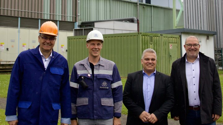 Dr. Peter Liese (links) besuchte das ThyssenKrupp-Werk in Finnentrop.
