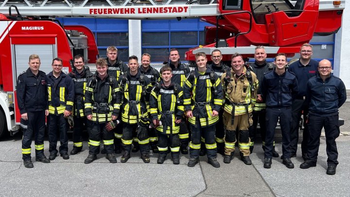 Die Feuerwehren im Kreis Olpe haben elf neue Atemschutzgeräteträger. Auf dem Foto sind auch...