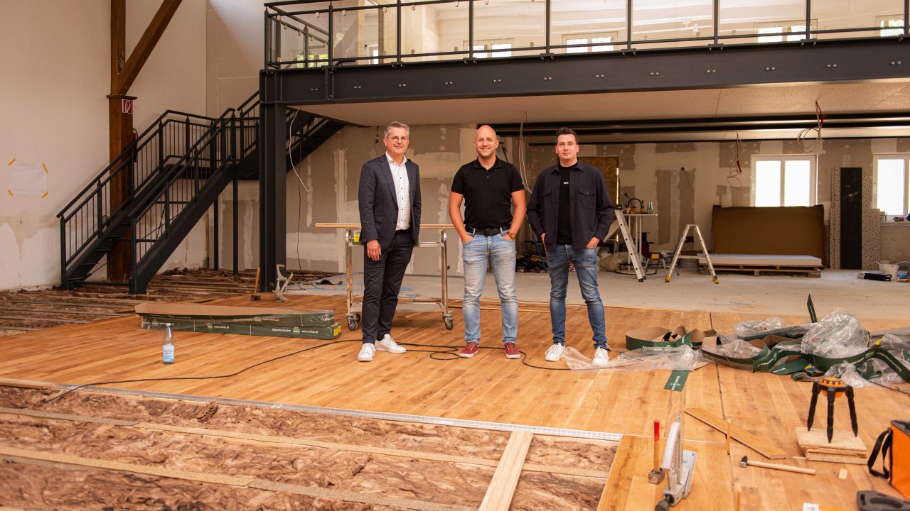 Matthias Bette, Gerrit Jaspers und Nicolas Hille (von links,alle Vorstand) inmitten der Baustelle der Schützenhalle Kirchhundem. von Nils Dinkel