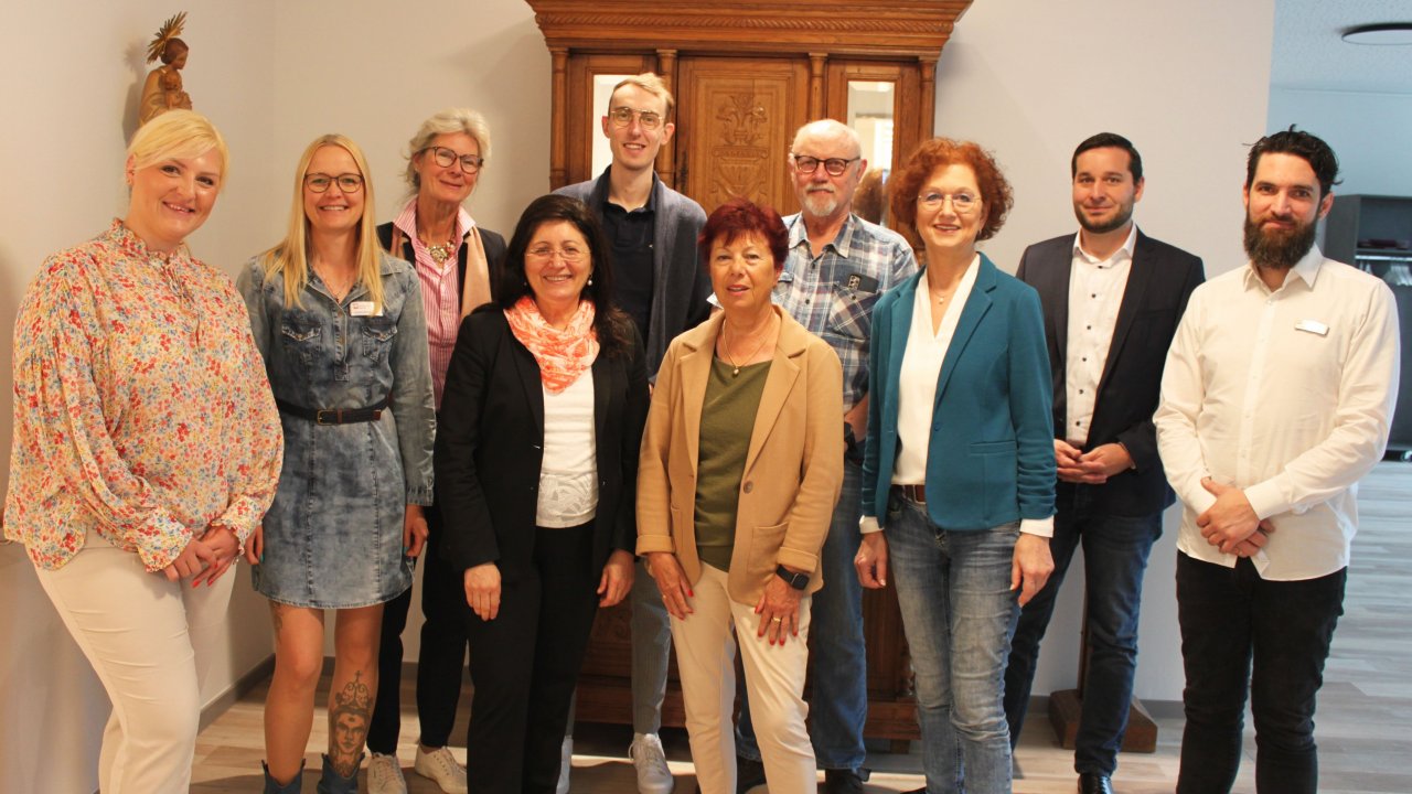 Die Verantwortlichen des Caritas-Zentrums Wenden zusammen mit der Abordnung der SPD-Fraktion um Nezahat Baradari (vordere Reihe, Dritte von links) und Christin-Marie Stamm (links). von Caritasverband Olpe