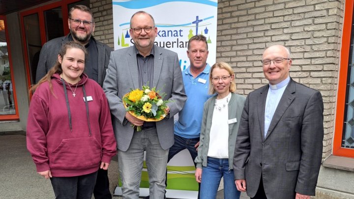 Erste Gratulanten des gewählten Dechanten Andreas Neuser (Mitte) waren (von links)...