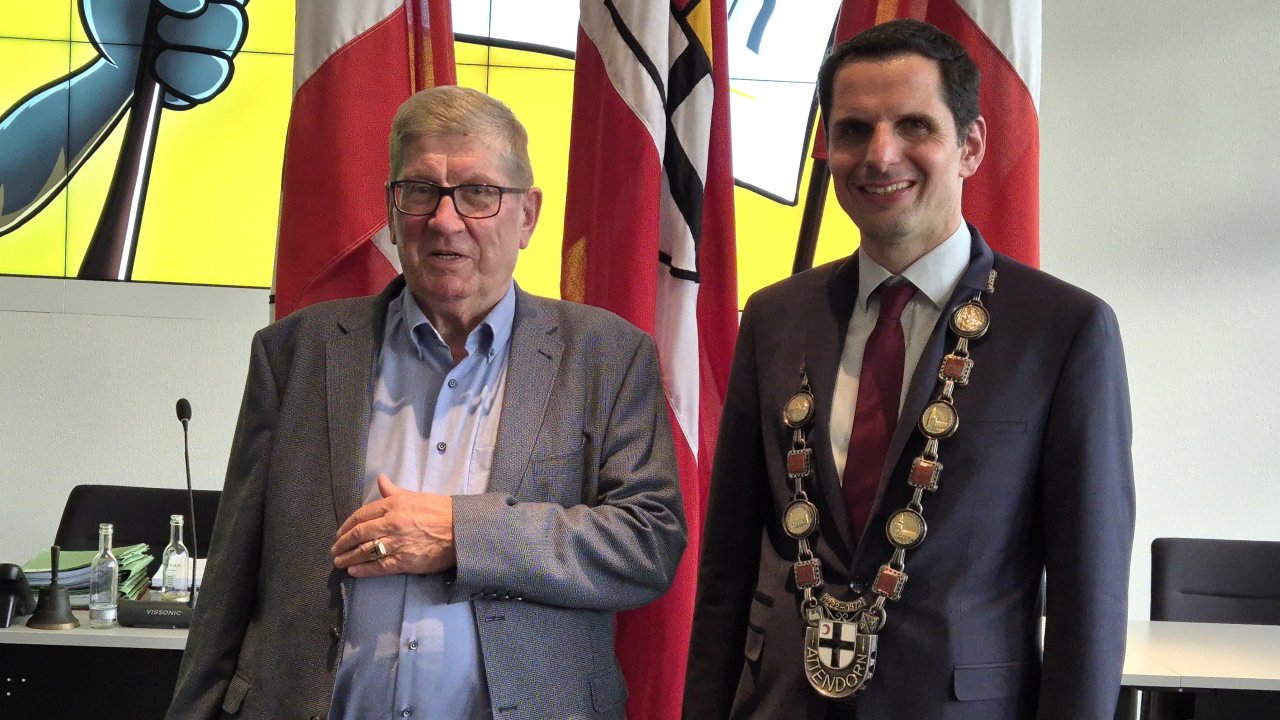 Bürgermeister Christian Pospischil zeichnet Horst Peter Jagusch (links) mit dem Goldenen Ehrenring der Stadt Attendorn aus. von Nicole Voss