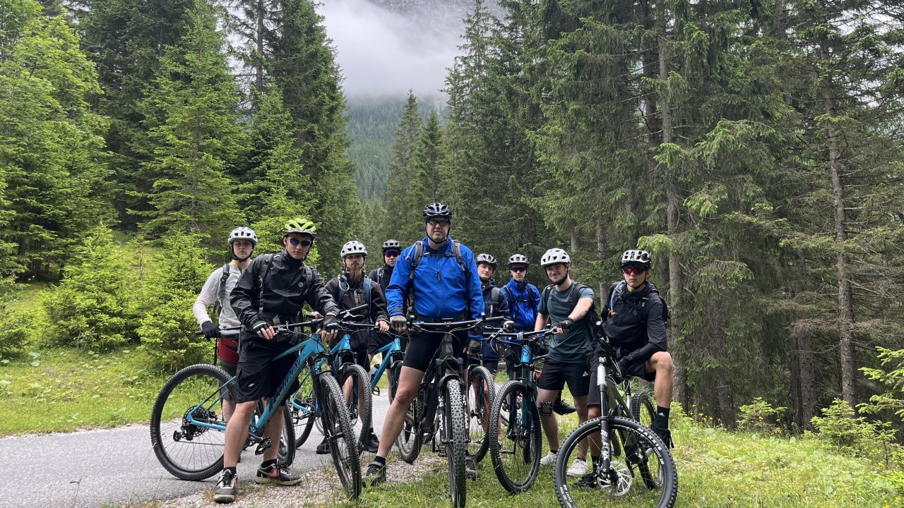 Die erste Etappe haben sie gemeistert, jetzt geht es weiter: Zehn Schülerinnen und Schüler der Gesamtschulen Wenden und Freudenberg sowie ihre Lehrer fahren mit dem Mountainbike von Garmisch-Patenkirchen nach Meran. von privat