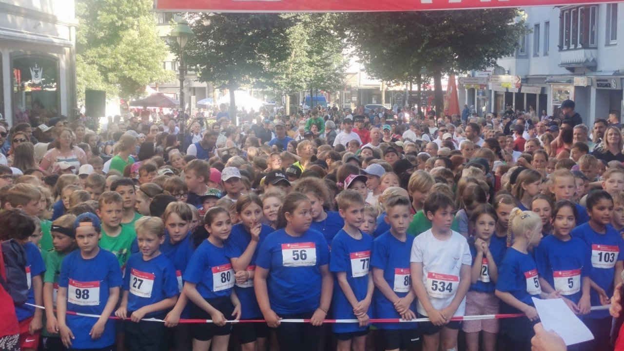 Riesen-Andrang bei den jungen Läufern: Schüler aus dem gesamten Kreisgebiet gingen beim Olper Teamcup 2024 an den Start. von Rebecca Klein