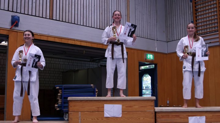 Einen großen Erfolg feierte Franka Sommer mit dem ersten Platz beim Kumite-Wettbewerb in Krefeld.