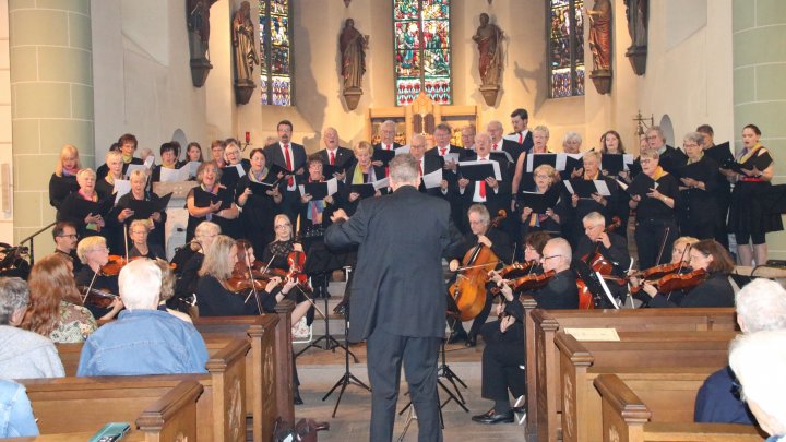 Der Kirchenchor St. Josef und das Kammerorchester Attendorn begeisterten in der Attendorner...