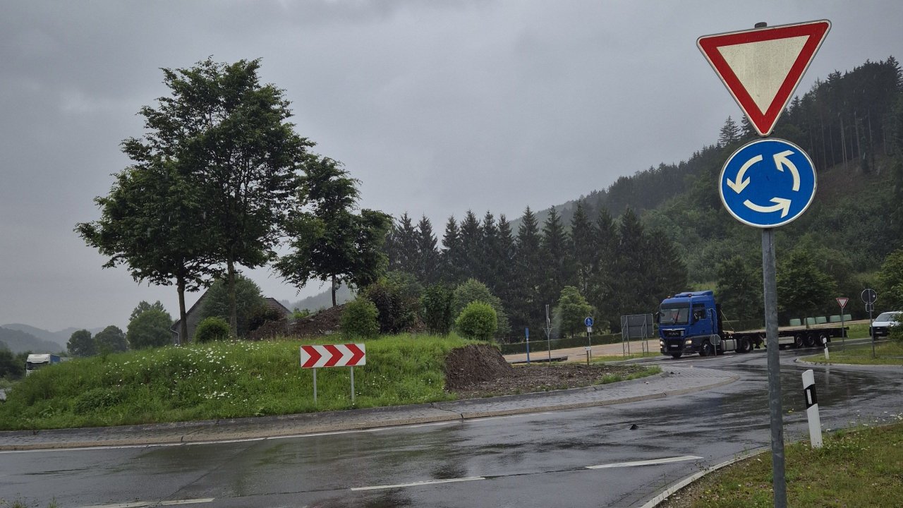 Der Kreisverkehr Elspe/Halberbracht wurde temporär verkleinert und damit ausreichend Platz für die Durchfahrt der Schwertransporter geschaffen. von Nicole Voss