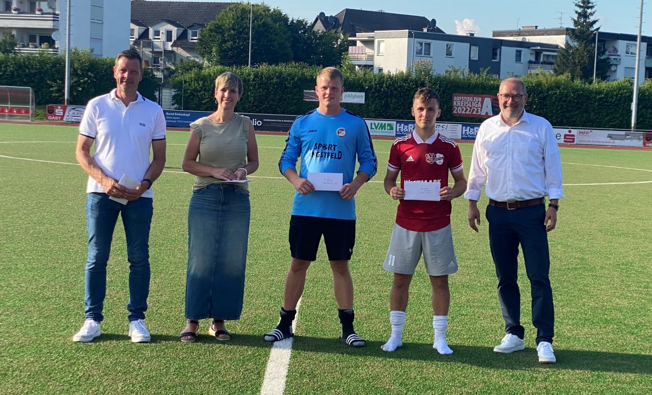 Edgar Tiggemann (Gemeindesportverband), Simone Rohde (Sparkasse) und Bürgermeister Achim Henkel bei der Ehrung der besten Spieler. von Hartmut Poggel