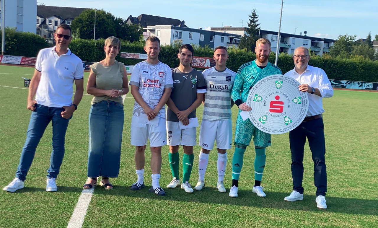 Edgar Tiggemann (Gemeindesportverband), Simone Rohde (Sparkasse) und Bürgermeister Achim Henkel bei der Pokalübergabe. von Hartmut Poggel