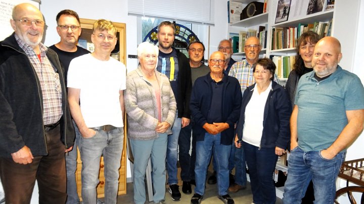 Die Gruppe der Genealogen mit Josef Balkenhol (3. von rechts) und Ortsheimatpfleger Oliver Breitung...