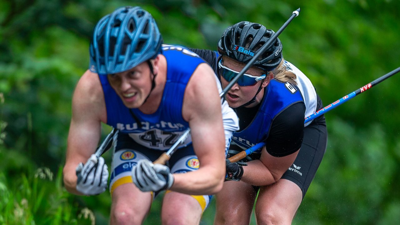 Melina Schöttes (r.) beim Auftakt der DSV-Rollski-Marathonserie in Grebenhain, Hessen. von Frank Hau