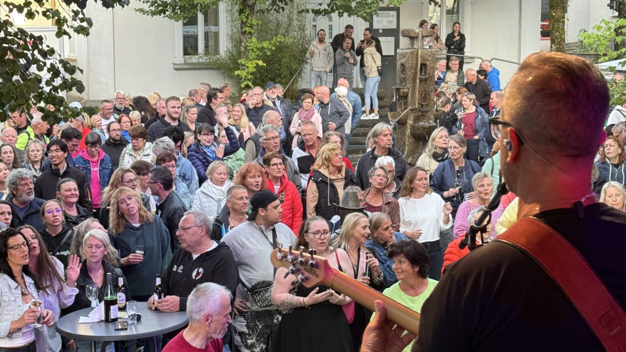 Beim Wendener Sommerabend war ordentlich was los. Kein Wunder: Die Bedingungen für einen unterhaltsamen Abend vor der Haustür waren perfekt. von Martina Stracke