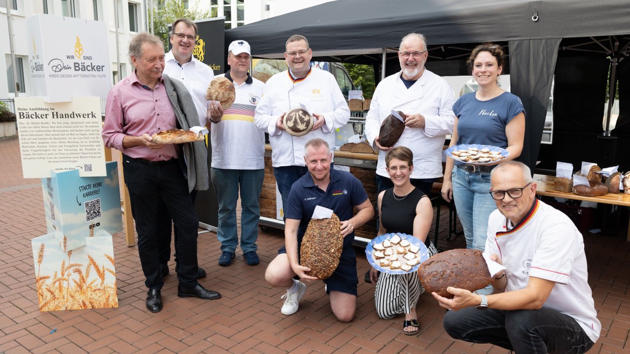 Zufriedene Gesichter bei der Brotprüfung in Kreuztal: Harald Görnig, Dieter Gebauer, Rainer Sommer, Georg Sangermann, Wilhelm Voßhagen, Simon Hellmann, Nathalie Treude, Kathrin Maiworm und Karl-Ernst Schmalz (v.l.). von privat